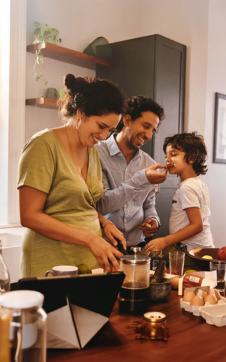 familie in bucatarie