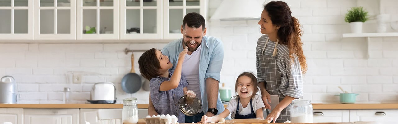 familie-care-gateste-in-bucatarie-desktop