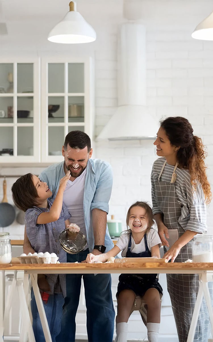 familie-care-gateste-in-bucatarie-mobile