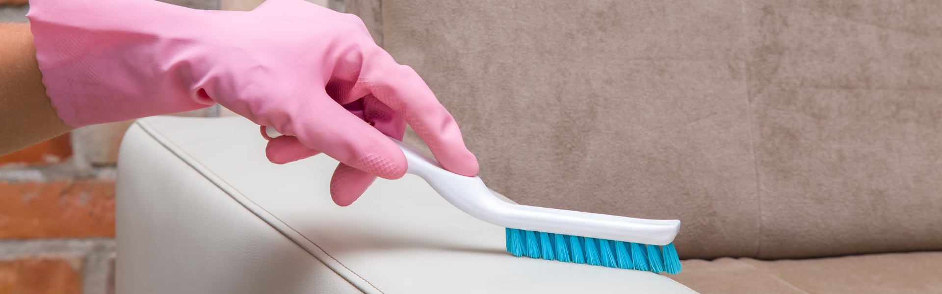 Cum cureti mobila tapitata: sfaturi si trucuri utile