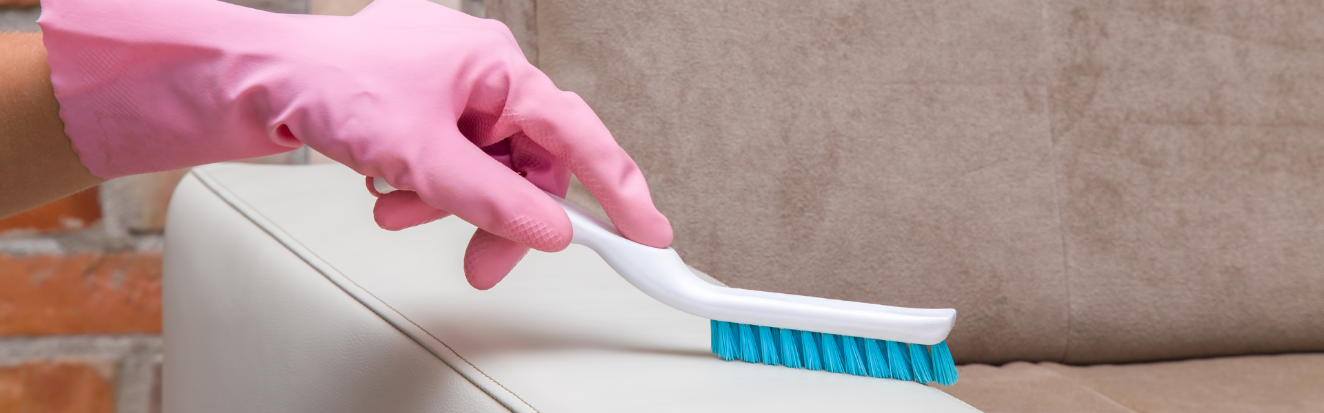 Cum cureti mobila tapitata: sfaturi si trucuri utile