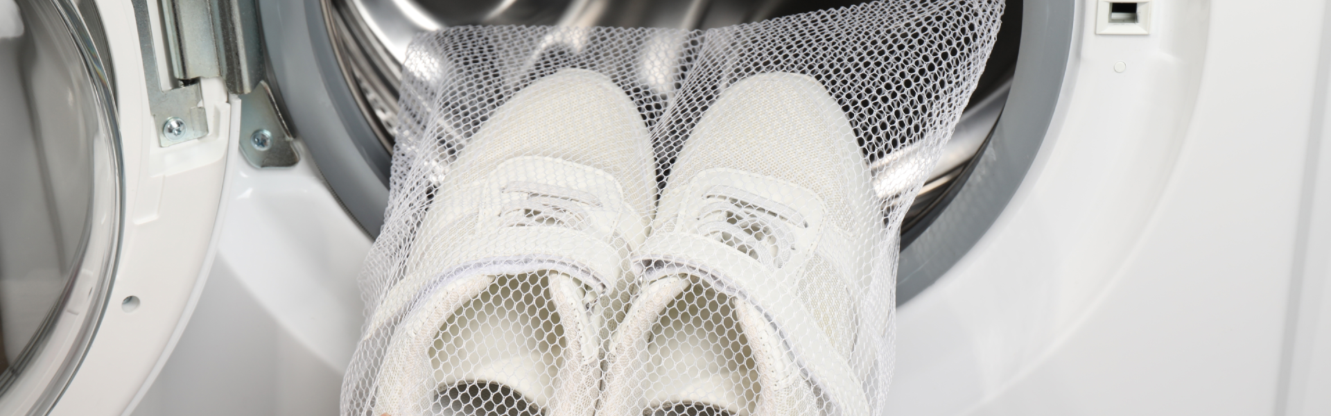 Spala incaltamintea la masina: cand e OK si ce sa faci