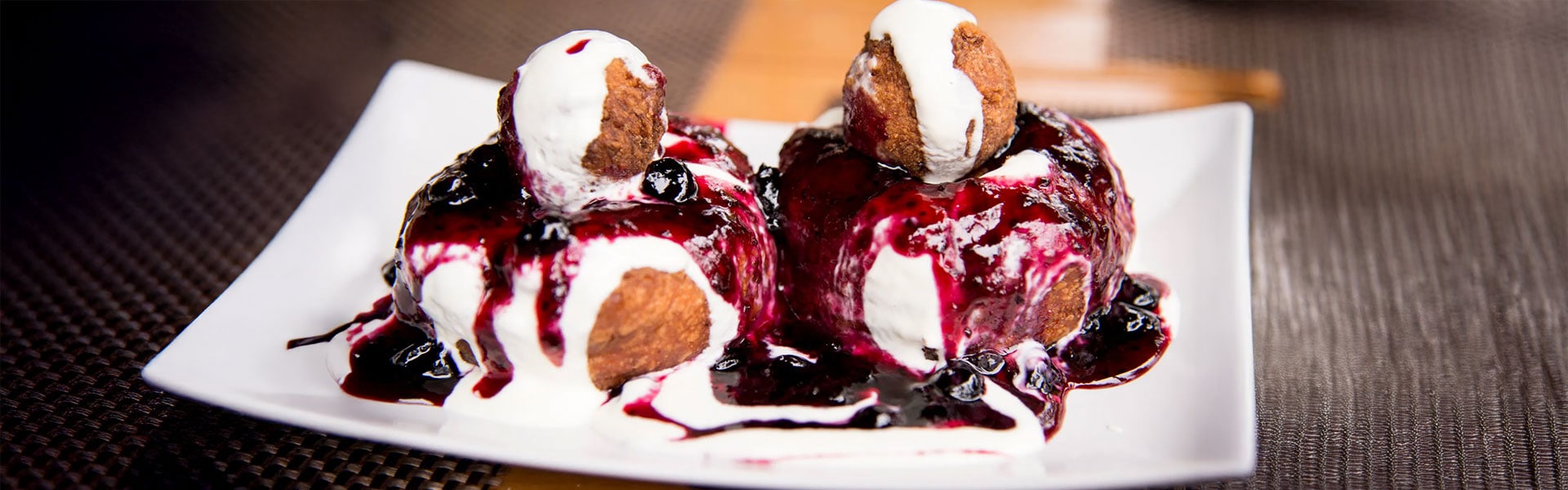 Papanasi deliciosi si pufosi cu smantana si dulceata