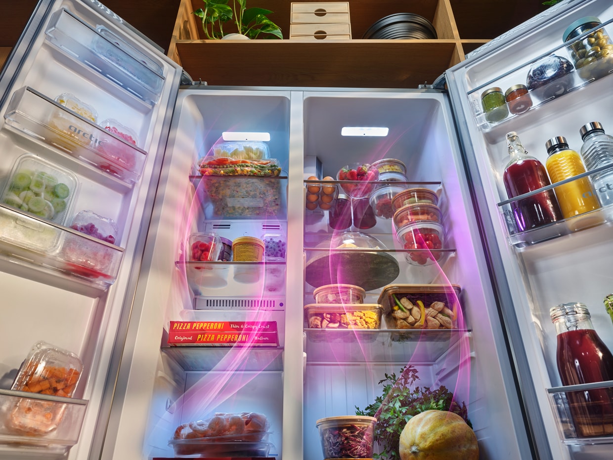 frigider deschis cu alimente in interior
