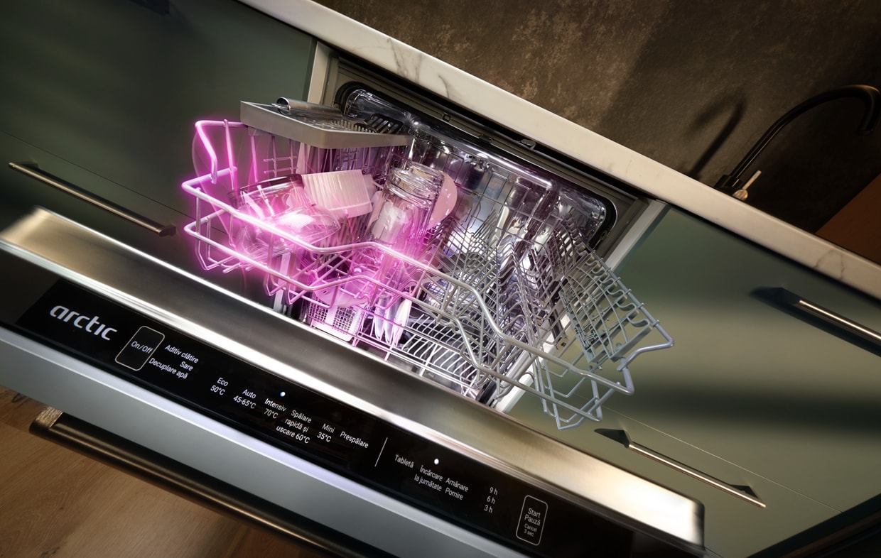 masina de spalat vase deschisa incarcata la jumatate